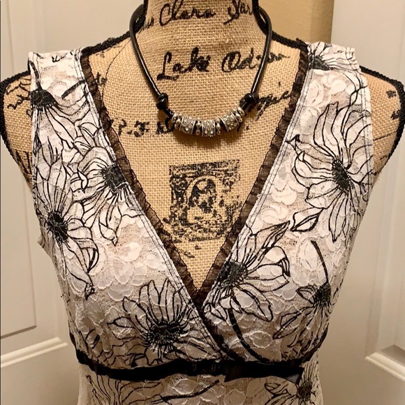 Black and White V-neck shell - Picture 2 of 4